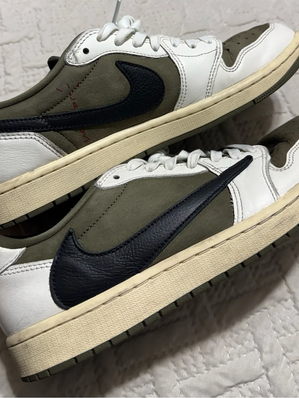 Travis Scott x Air Jordan 1 Low OG SP médium olive and white-  Low-Top Sneakers